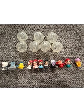 Squinkies Ariel Set of 11 figures with 7 balls.